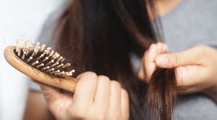 Caduta dei capelli in autunno: cosa fare per evitarla